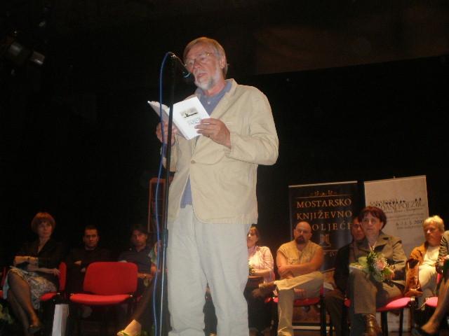 Otto Tolnaj, der diesjhrige Preistrger des Bosnjacki stjecak, liest in Mostar