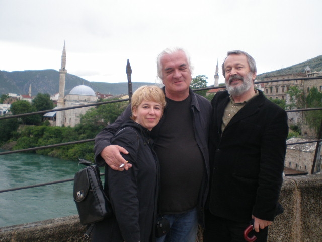 Majda Kovač (Poesiefestivalkoordinatorin), Mile Stojić, Stevan Tontić auf der Alten Brcke in Mostar